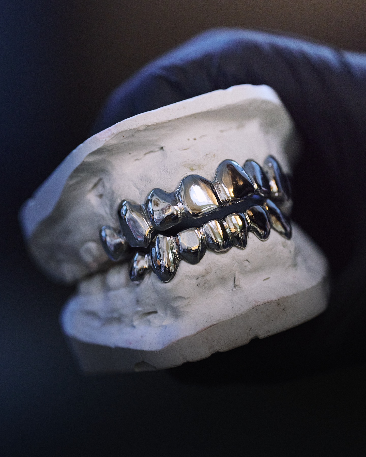 Grillz pleine bouche à la finition noire avec crocs sculptés